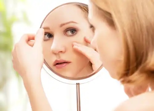 Femeie care profită de beneficiile sării de Himalaya