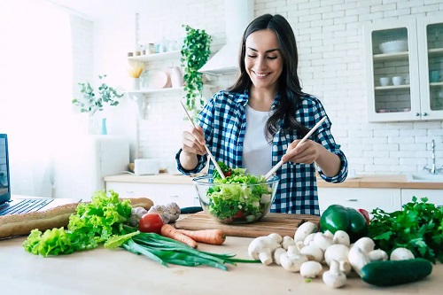 Femeie care crede că poate mânca multe fructe și legume