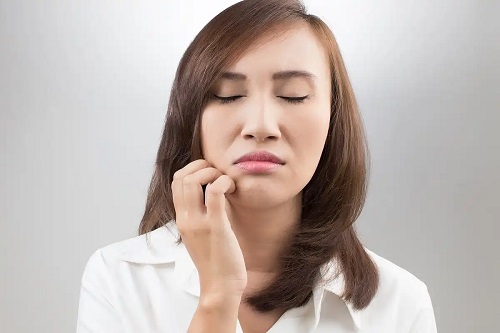 Femeie cu sindromul de alergie orală