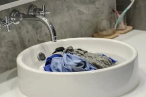 Cum să speli hainele murdare în timpul unei călătorii?