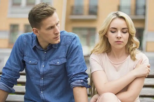 6 moduri de a-ți înveseli partenerul când este supărat pe tine
