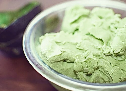 Măști pentru a avea pielea fină cu avocado