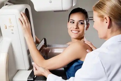 Medic ce oferă sfaturi pentru prevenirea și detectarea chisturilor mamare