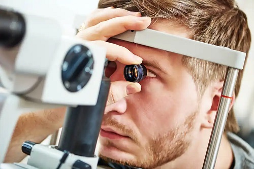 Medic ce analizează melanomul ocular