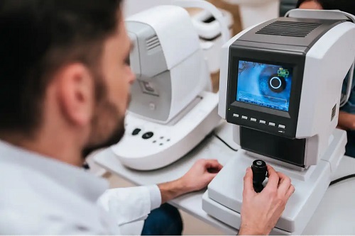 Medic ce analizează retinopatia hipertensivă