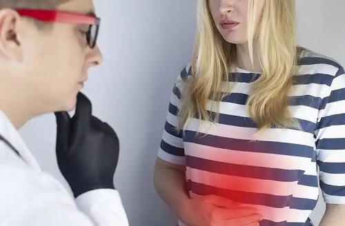 Medic care tratează sângerările digestive