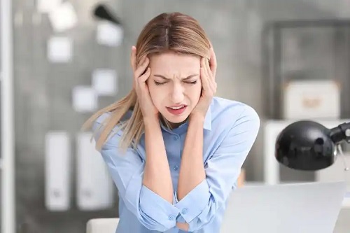 Migrena la femei: cauze și tratament