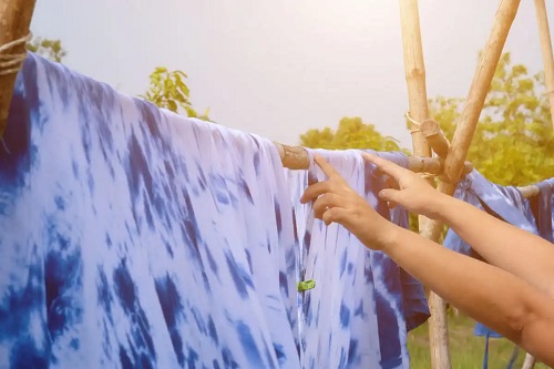 Persoană care se ocupă de spălarea hainelor din poliester