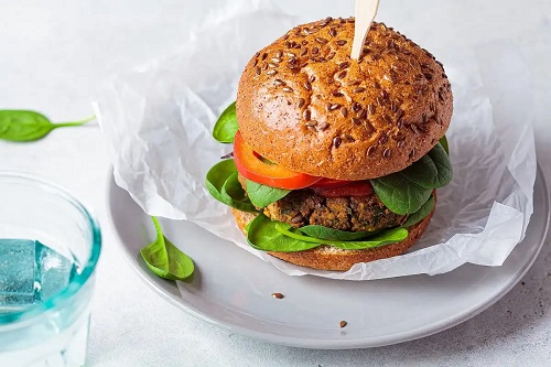Platou cu burgeri de avocado și quinoa