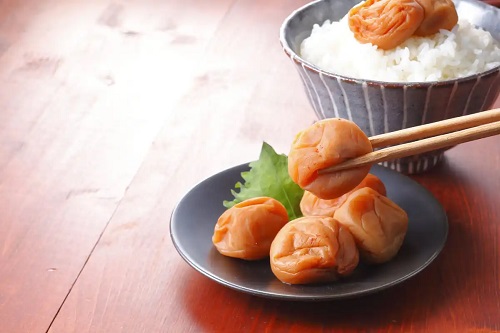 Pruna umeboshi cu orez