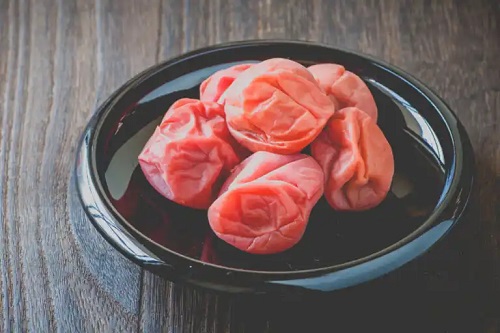 Ce este pruna umeboshi și care sunt proprietățile sale?