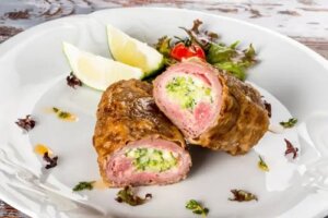 2 moduri de a prepara ruladă umplută acasă