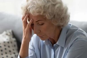 Modul în care singurătatea afectează sănătatea bătrânilor