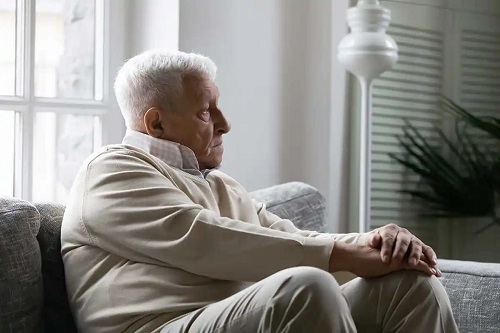 Singurătatea afectează sănătatea bătrânilor