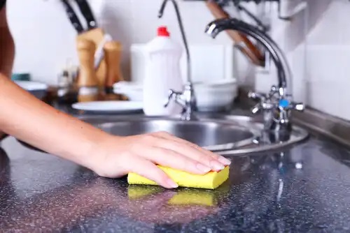 Spălarea blatului de bucătărie
