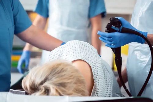 Specialiști care examinează sângerările digestive
