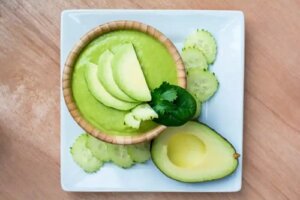 Rețetă ușoară de supă cremă de avocado