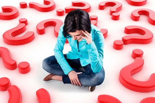 Tânără afectată de stresul decizional