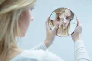 Acest scurtmetraj te va face să reflectezi asupra tiraniei oglinzii