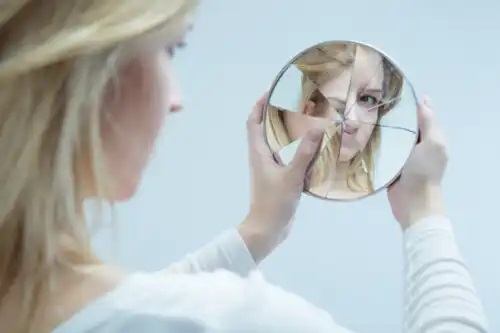 Acest scurtmetraj te va face să reflectezi asupra tiraniei oglinzii