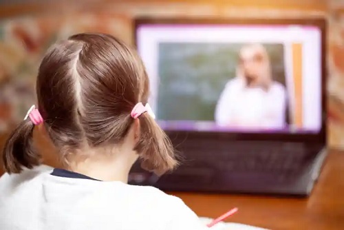 Cum să-ți ajuți copilul la cursurile online?