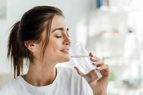 5 moduri de a face apa mai ușor de băut