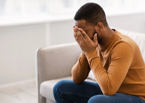 Bărbat afectat de răceala emoțională în cuplu