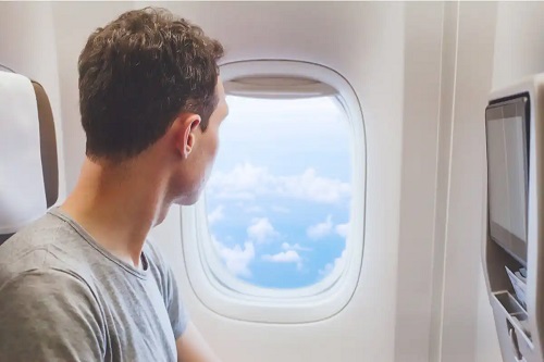 Bărbat care cunoaște sfaturi pentru a călători cu avionul
