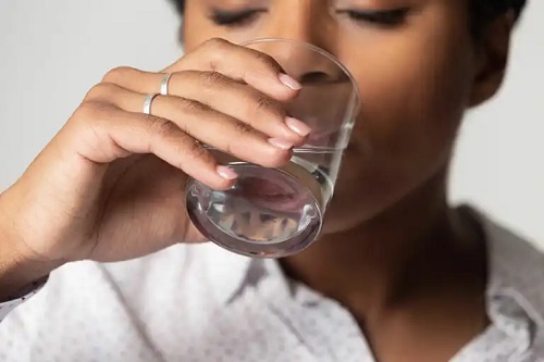 Învață să bei apă corect și îți va îmbunătăți sănătatea