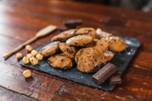 2 rețete de biscuiți cu faină de năut și ciocolată