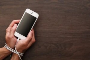 Boala indusă de social media: Poate fi transmis Tourette prin video?