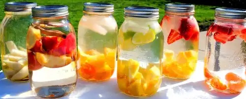 Borcane cu apă cu fructe