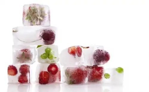 Cuburi de gheață cu fructe pentru a face apa mai ușor de băut