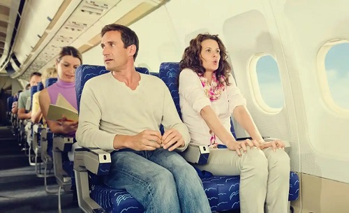 Cuplu care zboară cu avionul