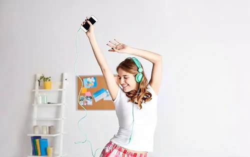 Fată care cunoaște beneficii ale dansului