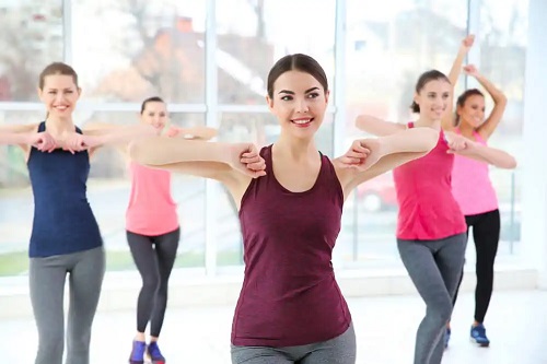 Femei care dansează