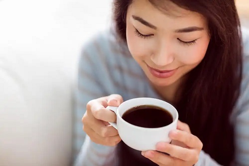Femeie care bea cafea