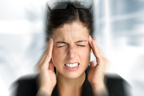 Femeie care nu știe ce să facă pentru combaterea durerilor de cap