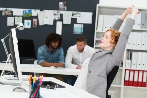 Femeie care face exerciții în fața computerului