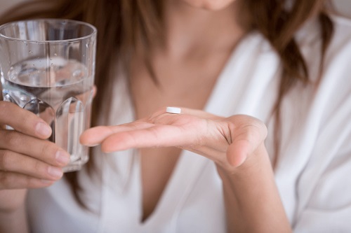 Femeie care ia hormonii bioidentici