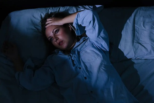 Femeie care suferă de insomnie