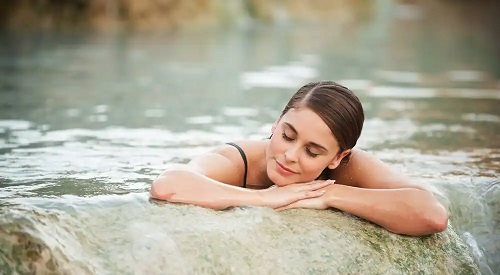 Femeie care face baie în lac