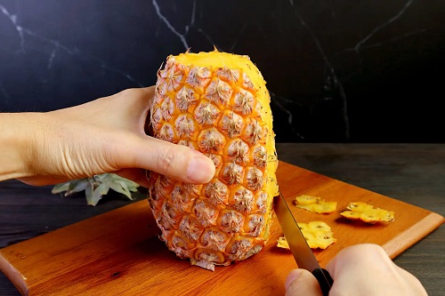 Fruct proaspăt pentru carpaccio de ananas cu înghețată