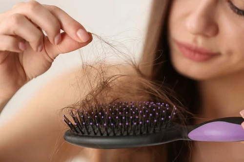 Greșeli frecvente în îngrijirea părului ce duc la rupere