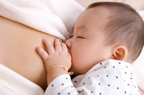 Mamă care a apelat la dream feeding