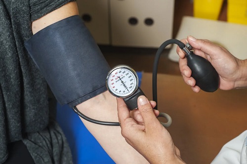 Medic care măsoară tensiunea arterială