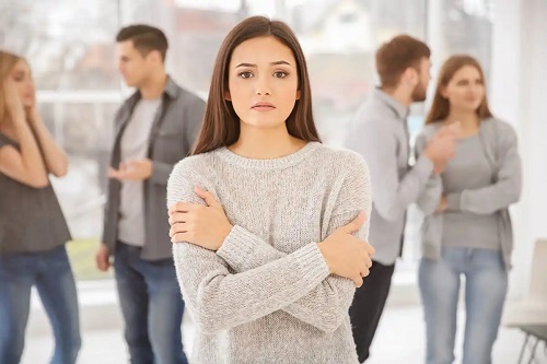Oameni care nu se uită în ochii tăi în timpul conversației