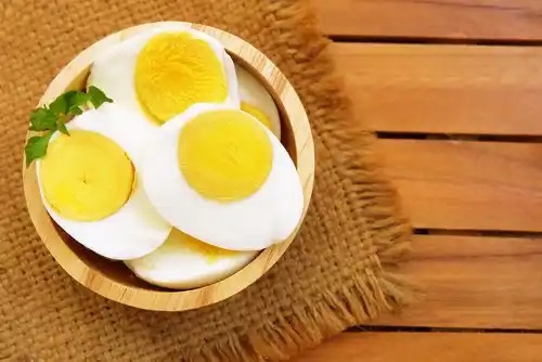 Bol cu ouă fierte