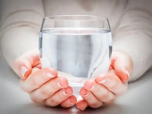 Pahar de apă util ca să decongestionezi sinusurile