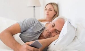 6 semne că partenerul tău a făcut sex, dar nu cu tine